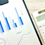 資料と電卓 会計や経理のイメージ